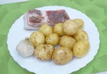 Картофель запеченный в фольге с беконом